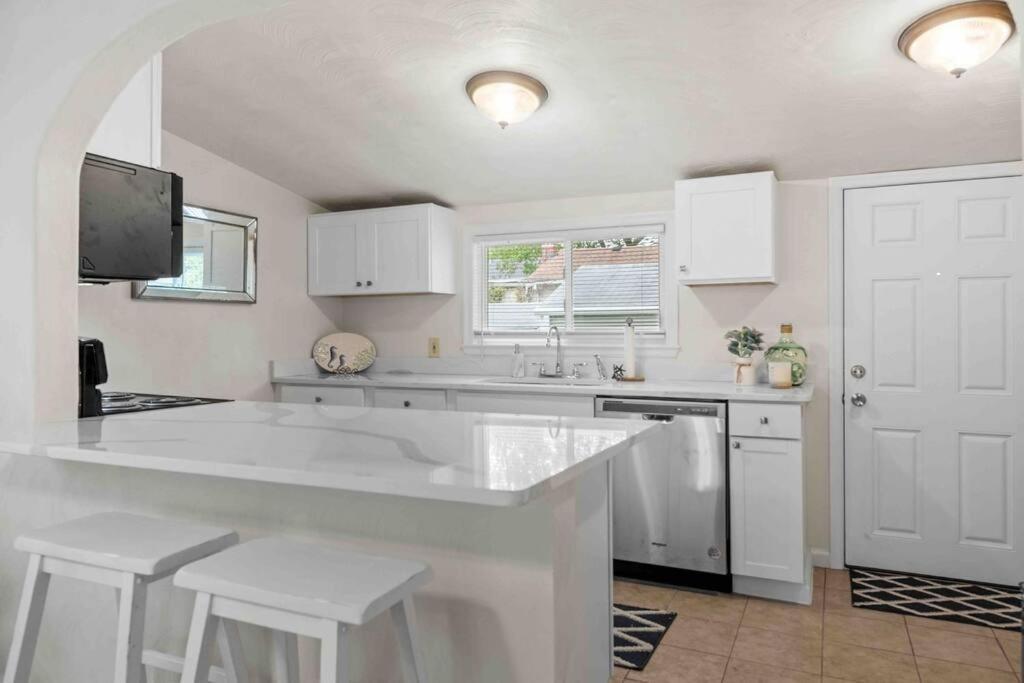 Beach Bungalow - 1 Block To Beach - Pets Welcome! Νόρφολκ Εξωτερικό φωτογραφία