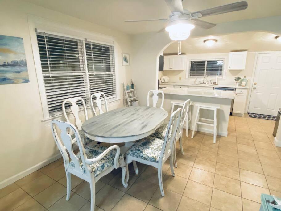 Beach Bungalow - 1 Block To Beach - Pets Welcome! Νόρφολκ Εξωτερικό φωτογραφία