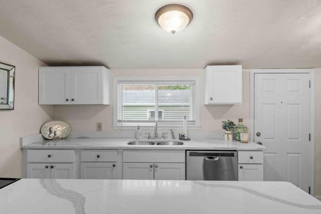 Beach Bungalow - 1 Block To Beach - Pets Welcome! Νόρφολκ Εξωτερικό φωτογραφία