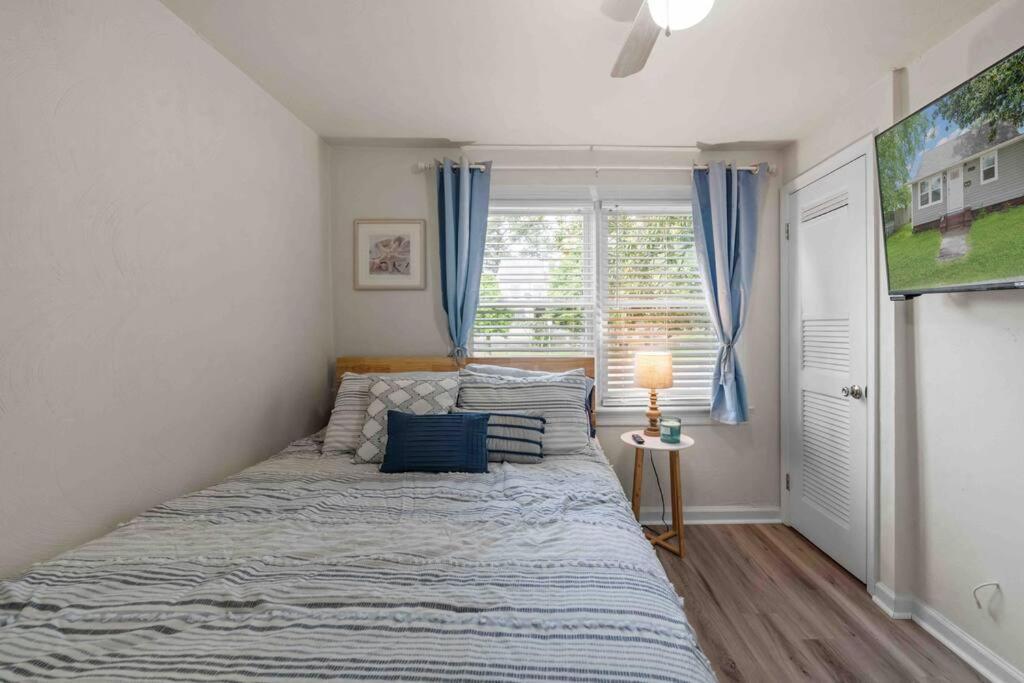 Beach Bungalow - 1 Block To Beach - Pets Welcome! Νόρφολκ Εξωτερικό φωτογραφία