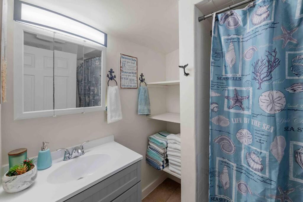 Beach Bungalow - 1 Block To Beach - Pets Welcome! Νόρφολκ Εξωτερικό φωτογραφία